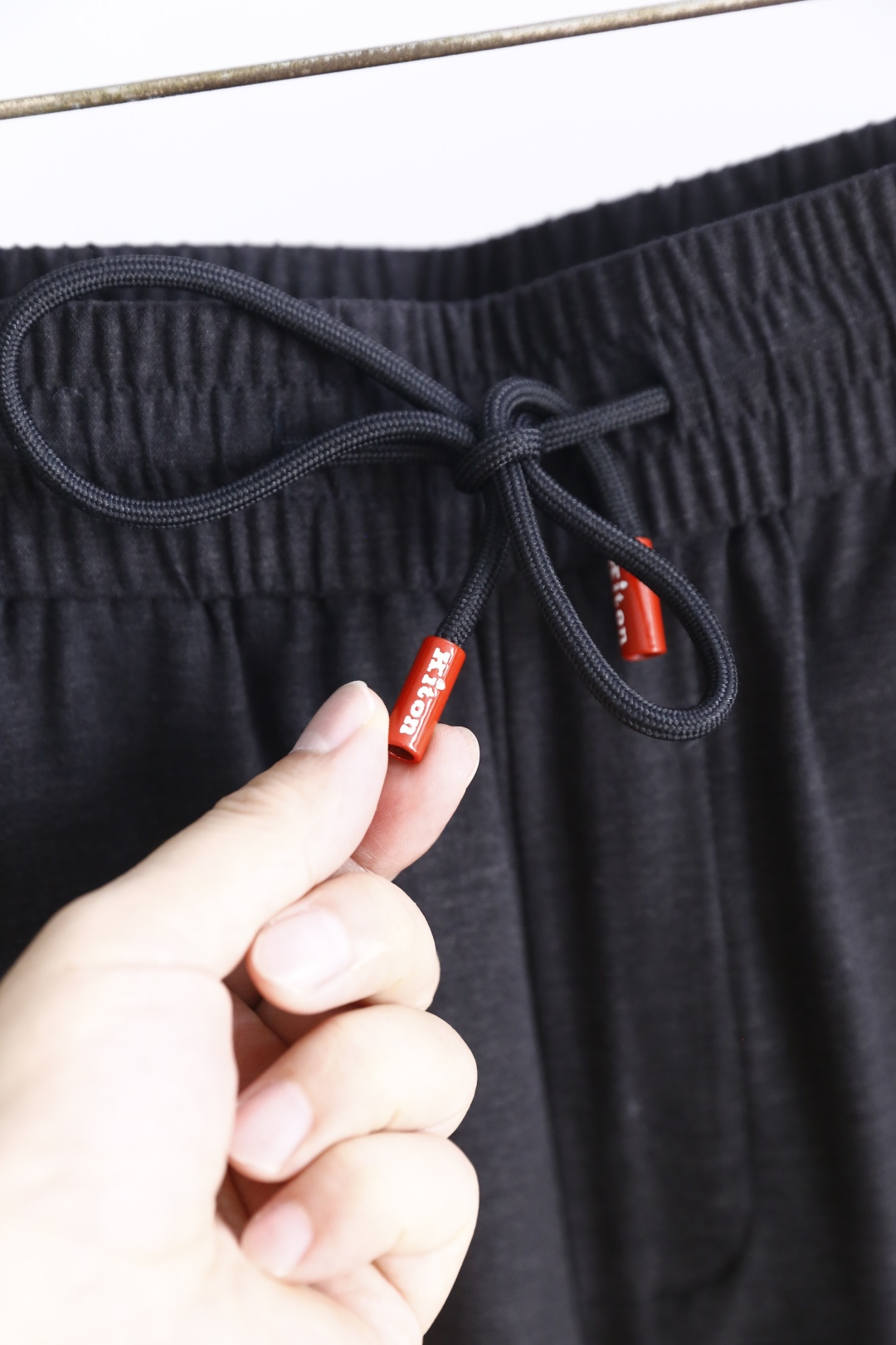 🔥kiton. 26夏季新品！时尚男士百搭休闲裤👍采用松紧腰头设计弱化腰围束缚，穿脱便捷且能适配多样腰型，后侧单口袋走线