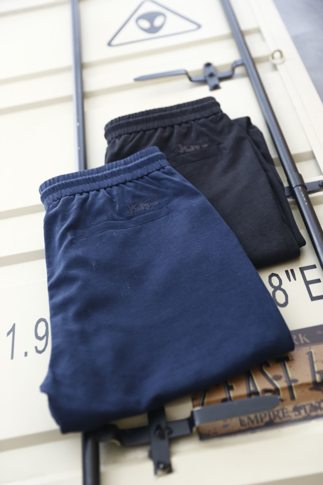 🔥kiton. 26夏季新品！时尚男士百搭休闲裤👍采用松紧腰头设计弱化腰围束缚，穿脱便捷且能适配多样腰型，后侧单口袋走线