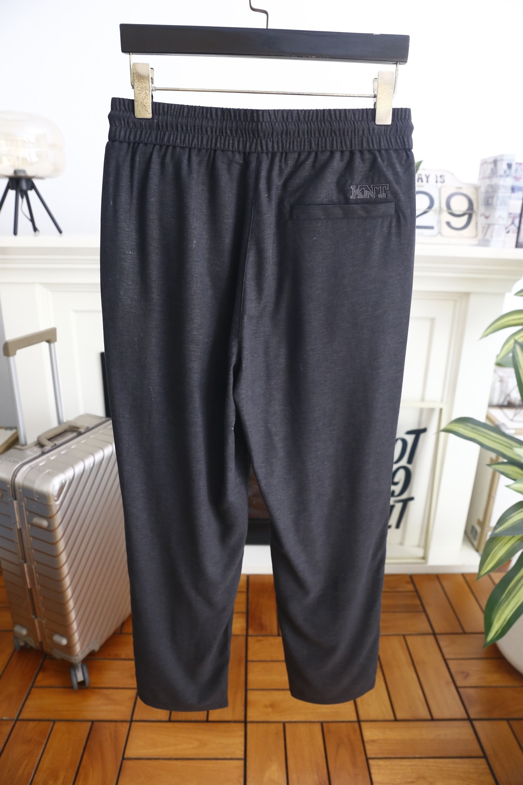 🔥kiton. 26夏季新品！时尚男士百搭休闲裤👍采用松紧腰头设计弱化腰围束缚，穿脱便捷且能适配多样腰型，后侧单口袋走线