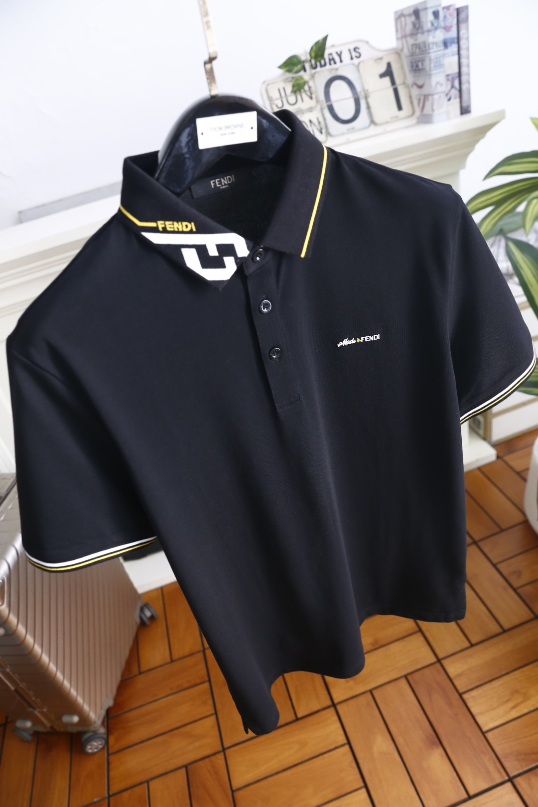 🔥芬迪. 26夏季新品!时尚男士百搭翻领POLO衫👍经典翻领领口点缀撞色品牌标识,门襟纽扣设计简约利落,左胸精致品牌元素 🔥芬迪. 26夏季新品!时尚男士百搭翻领POLO衫👍经典翻领领口点缀撞色品牌标识,门襟纽扣设计简约利落,左胸精致品牌元素