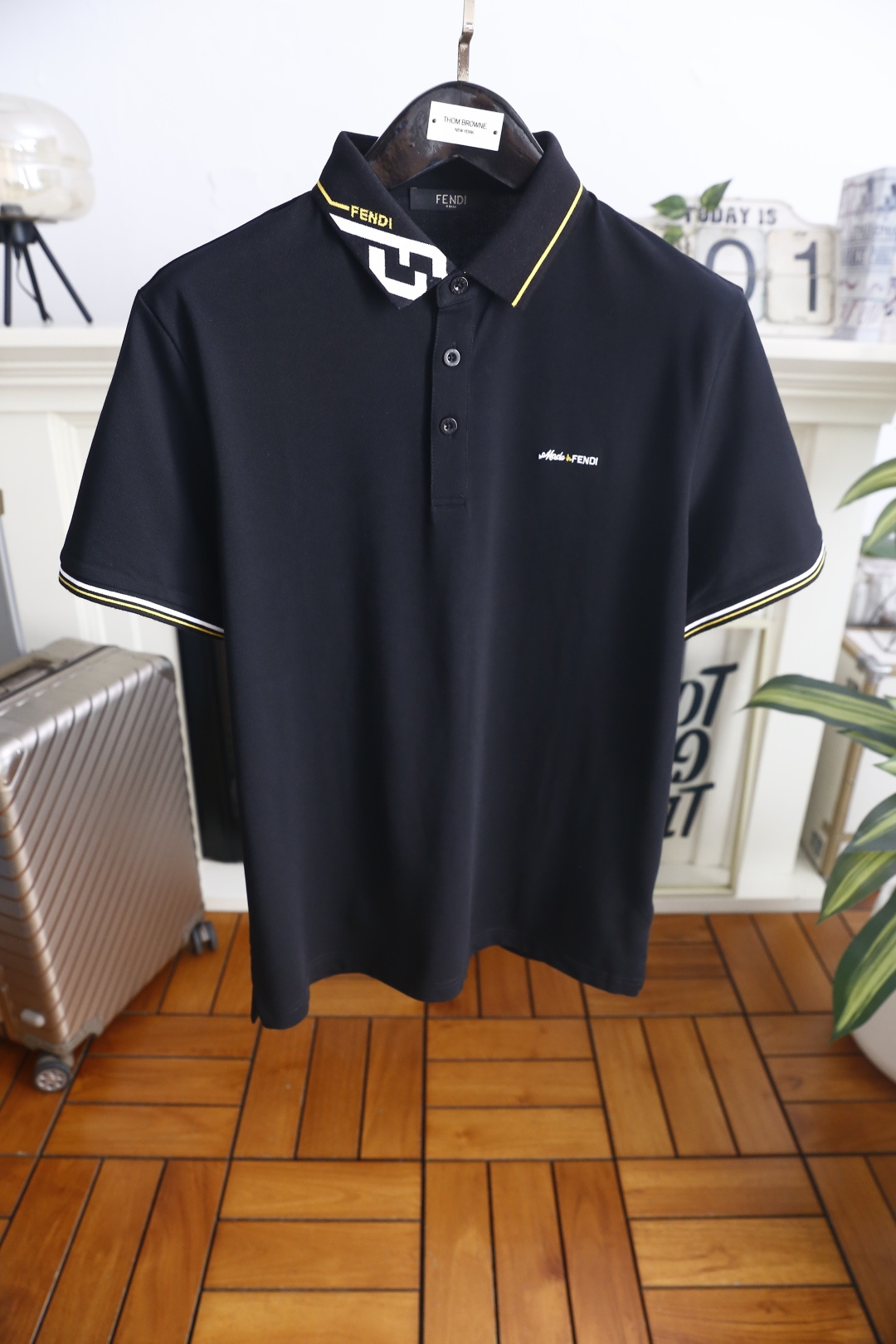 🔥芬迪. 26夏季新品!时尚男士百搭翻领POLO衫👍经典翻领领口点缀撞色品牌标识,门襟纽扣设计简约利落,左胸精致品牌元素 🔥芬迪. 26夏季新品!时尚男士百搭翻领POLO衫👍经典翻领领口点缀撞色品牌标识,门襟纽扣设计简约利落,左胸精致品牌元素