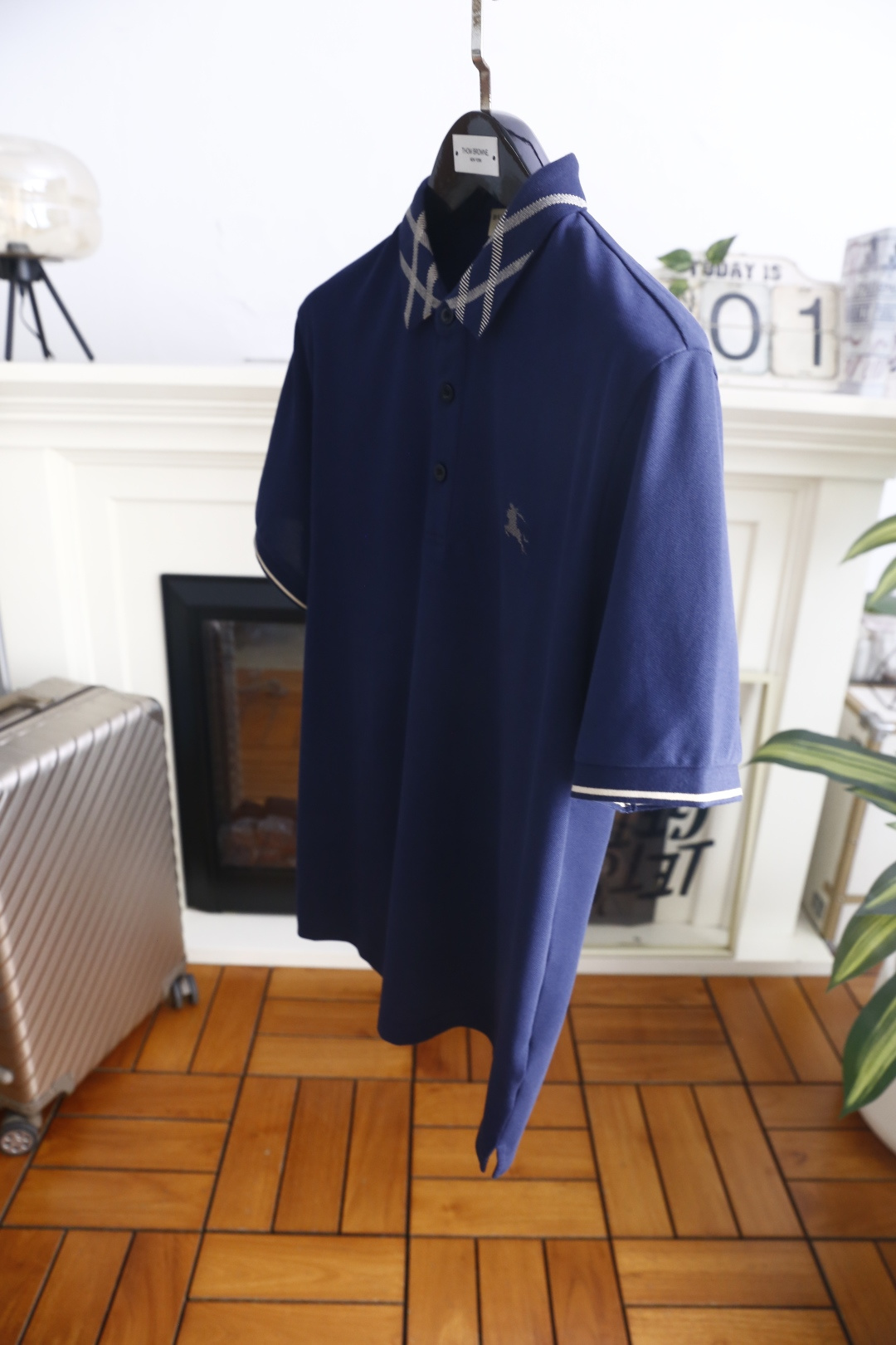 🔥巴宝莉. 26夏季新品!时尚男士百搭翻领POLO衫👍撞色格纹翻领搭配门襟排扣设计,左胸精致小马刺绣点缀细节,袖口双条纹 🔥巴宝莉. 26夏季新品!时尚男士百搭翻领POLO衫👍撞色格纹翻领搭配门襟排扣设计,左胸精致小马刺绣点缀细节,袖口双条纹