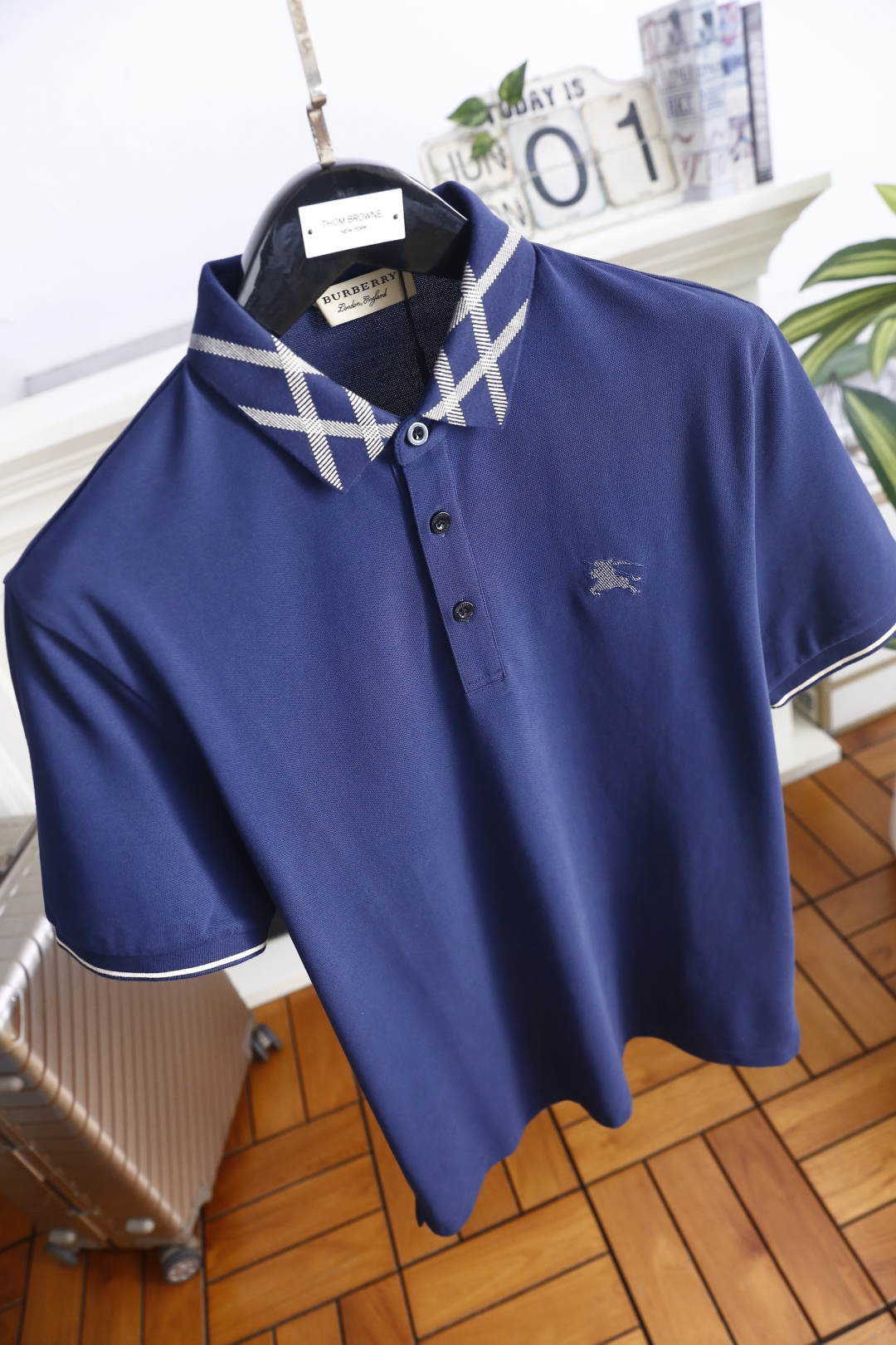 🔥巴宝莉. 26夏季新品!时尚男士百搭翻领POLO衫👍撞色格纹翻领搭配门襟排扣设计,左胸精致小马刺绣点缀细节,袖口双条纹 🔥巴宝莉. 26夏季新品!时尚男士百搭翻领POLO衫👍撞色格纹翻领搭配门襟排扣设计,左胸精致小马刺绣点缀细节,袖口双条纹