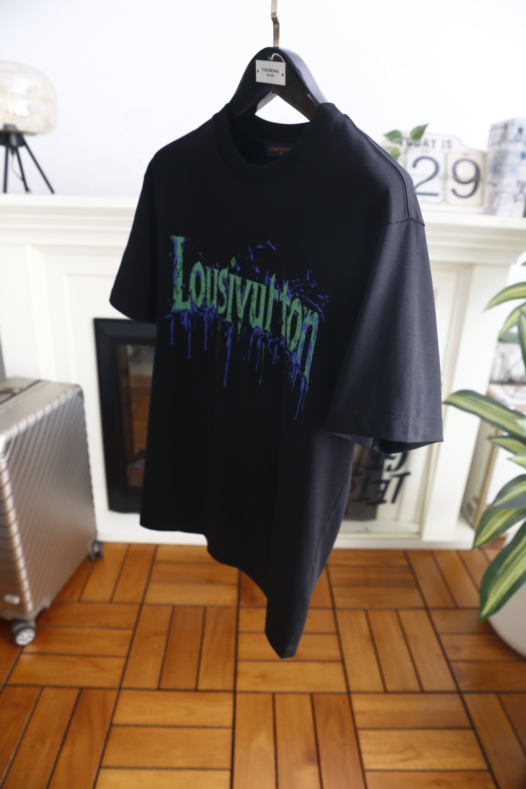 🔥路易威*/LV. 26夏季新品!时尚男士百搭短袖👍利落圆领版型贴合脖颈线条,前幅泼墨滴落式字母印花充满街头艺术氛围,版 🔥路易威*/LV. 26夏季新品!时尚男士百搭短袖👍利落圆领版型贴合脖颈线条,前幅泼墨滴落式字母印花充满街头艺术氛围,版