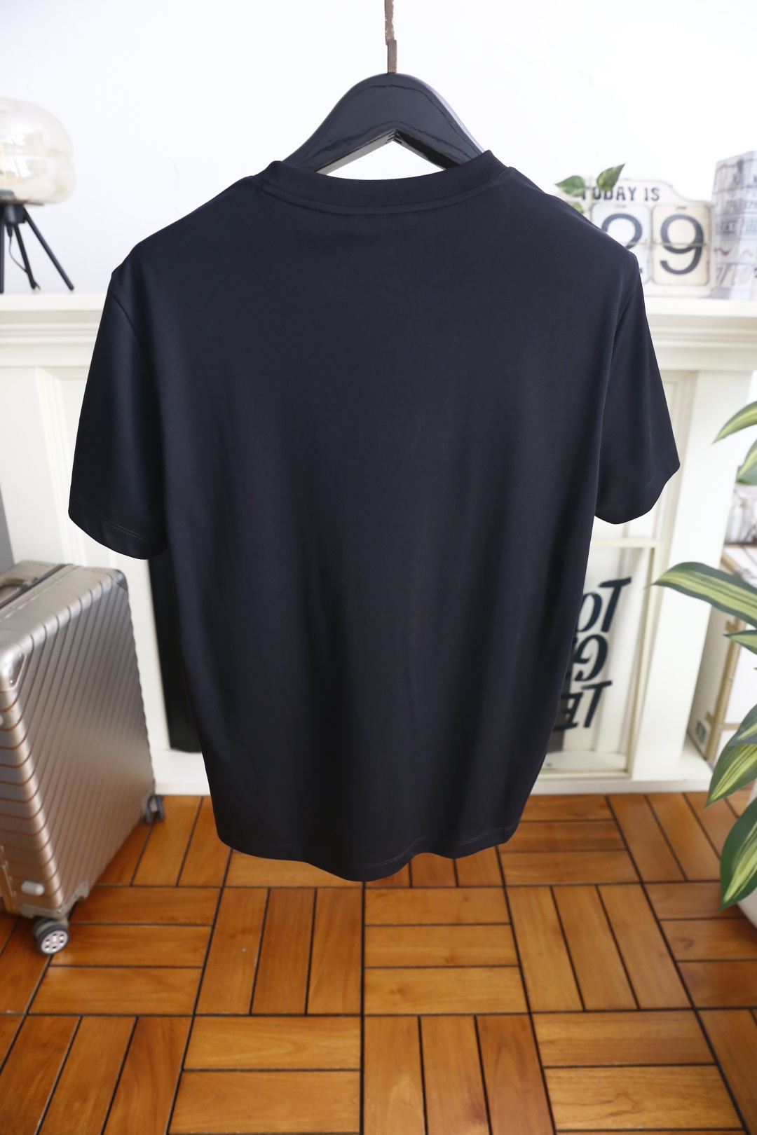 🔥蒙口. 26夏季新品！时尚男士百搭圆领短袖👍经典圆领设计做工规整，领口细节点缀标志性撞色织带，衣身正面叠印多层品牌字母
