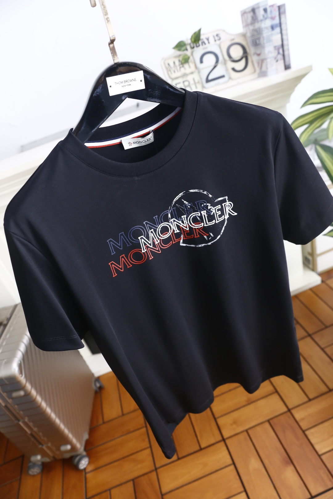 🔥蒙口. 26夏季新品！时尚男士百搭圆领短袖👍经典圆领设计做工规整，领口细节点缀标志性撞色织带，衣身正面叠印多层品牌字母