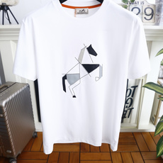 🔥爱马仕. 26夏季新品!时尚男士百搭圆领短袖👍选用合身的日常版型,领口内侧点缀撞色包边细节,提升穿搭精致度,胸前几何拼 🔥爱马仕. 26夏季新品!时尚男士百搭圆领短袖👍选用合身的日常版型,领口内侧点缀撞色包边细节,提升穿搭精致度,胸前几何拼