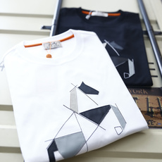 🔥爱马仕. 26夏季新品!时尚男士百搭圆领短袖👍选用合身的日常版型,领口内侧点缀撞色包边细节,提升穿搭精致度,胸前几何拼 🔥爱马仕. 26夏季新品!时尚男士百搭圆领短袖👍选用合身的日常版型,领口内侧点缀撞色包边细节,提升穿搭精致度,胸前几何拼