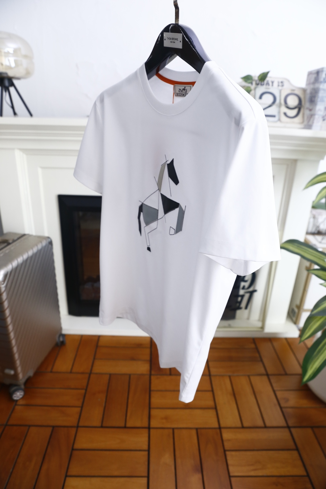 🔥爱马仕. 26夏季新品!时尚男士百搭圆领短袖👍选用合身的日常版型,领口内侧点缀撞色包边细节,提升穿搭精致度,胸前几何拼 🔥爱马仕. 26夏季新品!时尚男士百搭圆领短袖👍选用合身的日常版型,领口内侧点缀撞色包边细节,提升穿搭精致度,胸前几何拼