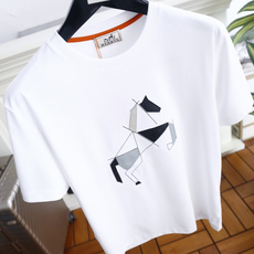 🔥爱马仕. 26夏季新品!时尚男士百搭圆领短袖👍选用合身的日常版型,领口内侧点缀撞色包边细节,提升穿搭精致度,胸前几何拼 🔥爱马仕. 26夏季新品!时尚男士百搭圆领短袖👍选用合身的日常版型,领口内侧点缀撞色包边细节,提升穿搭精致度,胸前几何拼