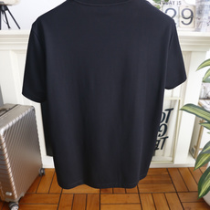 🔥爱马仕. 26夏季新品!时尚男士百搭圆领短袖👍选用合身的日常版型,领口内侧点缀撞色包边细节,提升穿搭精致度,胸前几何拼 🔥爱马仕. 26夏季新品!时尚男士百搭圆领短袖👍选用合身的日常版型,领口内侧点缀撞色包边细节,提升穿搭精致度,胸前几何拼