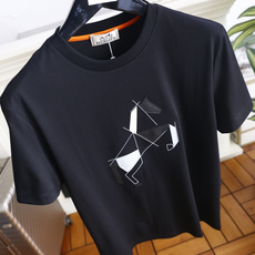🔥爱马仕. 26夏季新品!时尚男士百搭圆领短袖👍选用合身的日常版型,领口内侧点缀撞色包边细节,提升穿搭精致度,胸前几何拼 🔥爱马仕. 26夏季新品!时尚男士百搭圆领短袖👍选用合身的日常版型,领口内侧点缀撞色包边细节,提升穿搭精致度,胸前几何拼