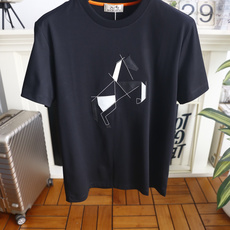 🔥爱马仕. 26夏季新品!时尚男士百搭圆领短袖👍选用合身的日常版型,领口内侧点缀撞色包边细节,提升穿搭精致度,胸前几何拼 🔥爱马仕. 26夏季新品!时尚男士百搭圆领短袖👍选用合身的日常版型,领口内侧点缀撞色包边细节,提升穿搭精致度,胸前几何拼