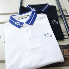 🔥巴宝莉. 26夏季新品!时尚男士百搭翻领Polo衫👍经典撞色翻领搭配线条与刺绣细节,门襟三颗纽扣利落简约,左胸点缀标志 🔥巴宝莉. 26夏季新品!时尚男士百搭翻领Polo衫👍经典撞色翻领搭配线条与刺绣细节,门襟三颗纽扣利落简约,左胸点缀标志