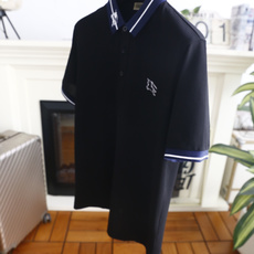🔥巴宝莉. 26夏季新品!时尚男士百搭翻领Polo衫👍经典撞色翻领搭配线条与刺绣细节,门襟三颗纽扣利落简约,左胸点缀标志 🔥巴宝莉. 26夏季新品!时尚男士百搭翻领Polo衫👍经典撞色翻领搭配线条与刺绣细节,门襟三颗纽扣利落简约,左胸点缀标志