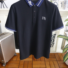 🔥巴宝莉. 26夏季新品!时尚男士百搭翻领Polo衫👍经典撞色翻领搭配线条与刺绣细节,门襟三颗纽扣利落简约,左胸点缀标志 🔥巴宝莉. 26夏季新品!时尚男士百搭翻领Polo衫👍经典撞色翻领搭配线条与刺绣细节,门襟三颗纽扣利落简约,左胸点缀标志