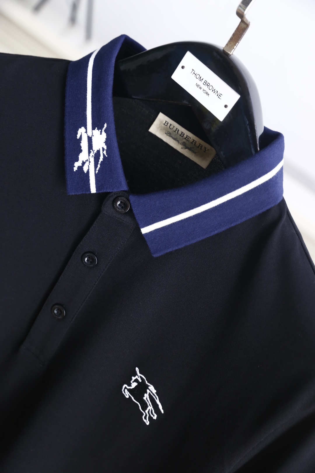 🔥巴宝莉. 26夏季新品!时尚男士百搭翻领Polo衫👍经典撞色翻领搭配线条与刺绣细节,门襟三颗纽扣利落简约,左胸点缀标志 🔥巴宝莉. 26夏季新品!时尚男士百搭翻领Polo衫👍经典撞色翻领搭配线条与刺绣细节,门襟三颗纽扣利落简约,左胸点缀标志