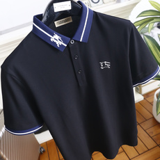 🔥巴宝莉. 26夏季新品!时尚男士百搭翻领Polo衫👍经典撞色翻领搭配线条与刺绣细节,门襟三颗纽扣利落简约,左胸点缀标志 🔥巴宝莉. 26夏季新品!时尚男士百搭翻领Polo衫👍经典撞色翻领搭配线条与刺绣细节,门襟三颗纽扣利落简约,左胸点缀标志