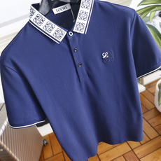 🔥罗意威. 26夏季新品!时尚男士百搭短袖👍经典Polo翻领版型,领口布满品牌纹样织带,门襟搭配三颗纽扣,左胸点缀立体刺 🔥罗意威. 26夏季新品!时尚男士百搭短袖👍经典Polo翻领版型,领口布满品牌纹样织带,门襟搭配三颗纽扣,左胸点缀立体刺
