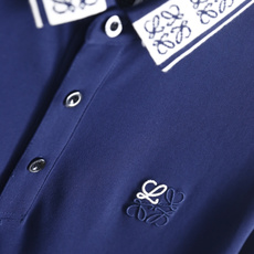 🔥罗意威. 26夏季新品!时尚男士百搭短袖👍经典Polo翻领版型,领口布满品牌纹样织带,门襟搭配三颗纽扣,左胸点缀立体刺 🔥罗意威. 26夏季新品!时尚男士百搭短袖👍经典Polo翻领版型,领口布满品牌纹样织带,门襟搭配三颗纽扣,左胸点缀立体刺