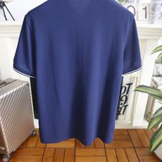 🔥罗意威. 26夏季新品!时尚男士百搭短袖👍经典Polo翻领版型,领口布满品牌纹样织带,门襟搭配三颗纽扣,左胸点缀立体刺 🔥罗意威. 26夏季新品!时尚男士百搭短袖👍经典Polo翻领版型,领口布满品牌纹样织带,门襟搭配三颗纽扣,左胸点缀立体刺