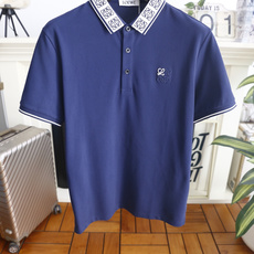 🔥罗意威. 26夏季新品!时尚男士百搭短袖👍经典Polo翻领版型,领口布满品牌纹样织带,门襟搭配三颗纽扣,左胸点缀立体刺 🔥罗意威. 26夏季新品!时尚男士百搭短袖👍经典Polo翻领版型,领口布满品牌纹样织带,门襟搭配三颗纽扣,左胸点缀立体刺