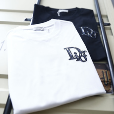 🔥迪奥. 26夏季新品!时尚男士经典圆领短袖版型,领口做工规整贴合脖颈,日常穿脱便捷自在。左胸位置点缀立体浮雕质感的品牌 🔥迪奥. 26夏季新品!时尚男士经典圆领短袖版型,领口做工规整贴合脖颈,日常穿脱便捷自在。左胸位置点缀立体浮雕质感的品牌