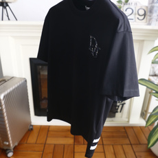 🔥迪奥. 26夏季新品!时尚男士经典圆领短袖版型,领口做工规整贴合脖颈,日常穿脱便捷自在。左胸位置点缀立体浮雕质感的品牌 🔥迪奥. 26夏季新品!时尚男士经典圆领短袖版型,领口做工规整贴合脖颈,日常穿脱便捷自在。左胸位置点缀立体浮雕质感的品牌