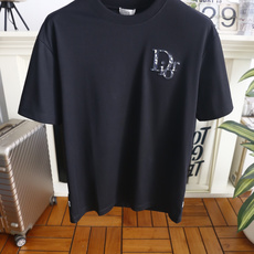 🔥迪奥. 26夏季新品!时尚男士经典圆领短袖版型,领口做工规整贴合脖颈,日常穿脱便捷自在。左胸位置点缀立体浮雕质感的品牌 🔥迪奥. 26夏季新品!时尚男士经典圆领短袖版型,领口做工规整贴合脖颈,日常穿脱便捷自在。左胸位置点缀立体浮雕质感的品牌