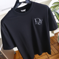 🔥迪奥. 26夏季新品!时尚男士经典圆领短袖版型,领口做工规整贴合脖颈,日常穿脱便捷自在。左胸位置点缀立体浮雕质感的品牌 🔥迪奥. 26夏季新品!时尚男士经典圆领短袖版型,领口做工规整贴合脖颈,日常穿脱便捷自在。左胸位置点缀立体浮雕质感的品牌