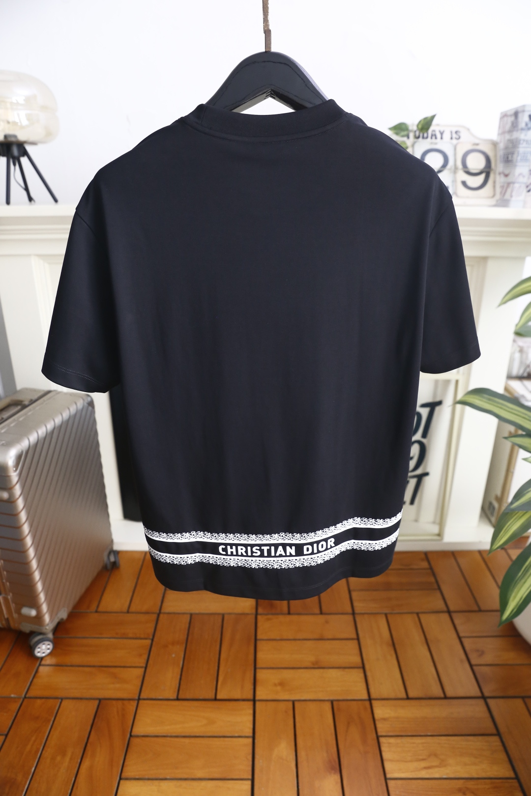 🔥迪奥. 26夏季新品!时尚男士经典圆领短袖版型,领口做工规整贴合脖颈,日常穿脱便捷自在。左胸位置点缀立体浮雕质感的品牌 🔥迪奥. 26夏季新品!时尚男士经典圆领短袖版型,领口做工规整贴合脖颈,日常穿脱便捷自在。左胸位置点缀立体浮雕质感的品牌