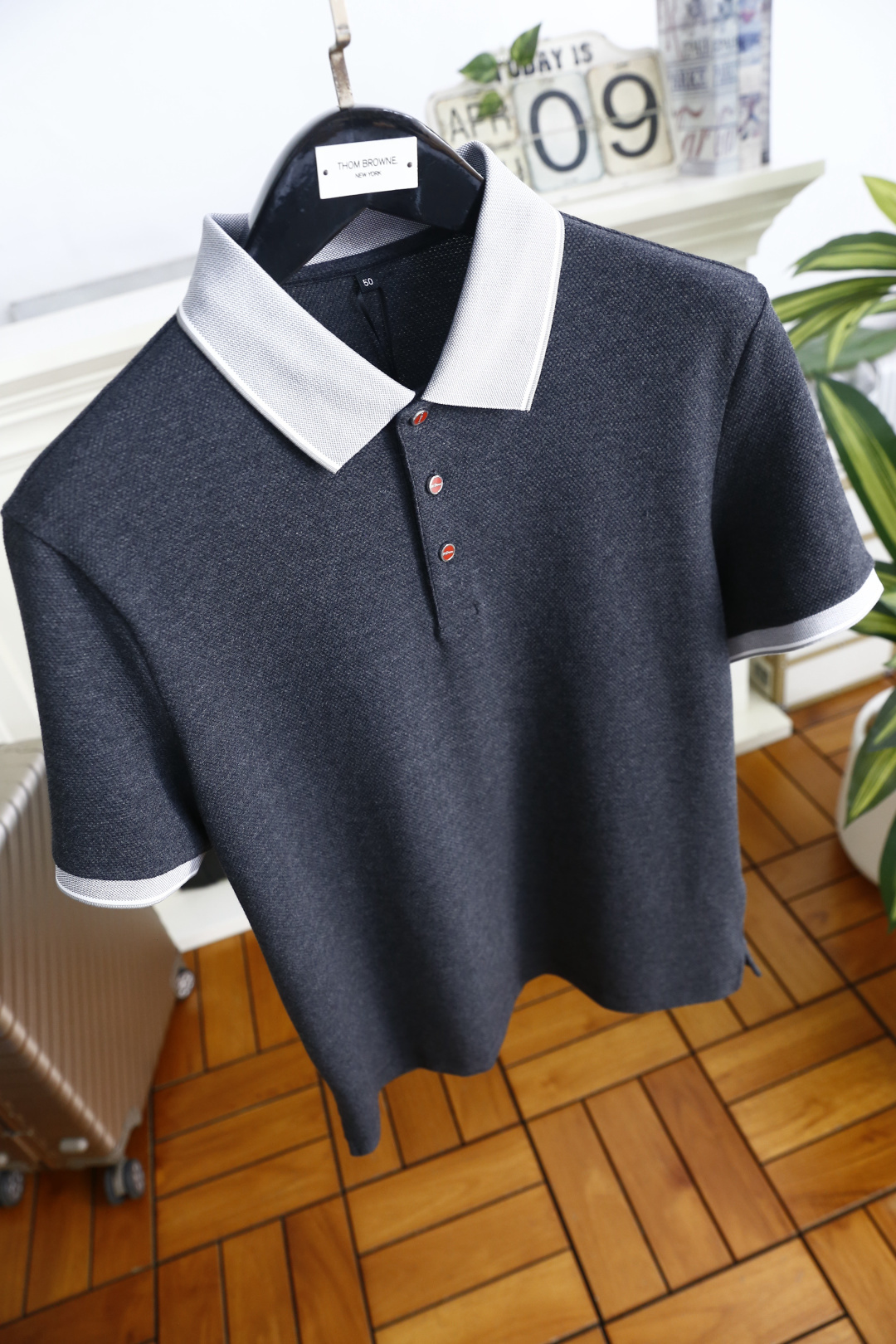 🔥kiton. 26夏季新品🆕时尚男士Polo衫采用经典翻领设计，撞色领边与袖口饰边打造精致细节，门襟搭配多颗质感纽扣，