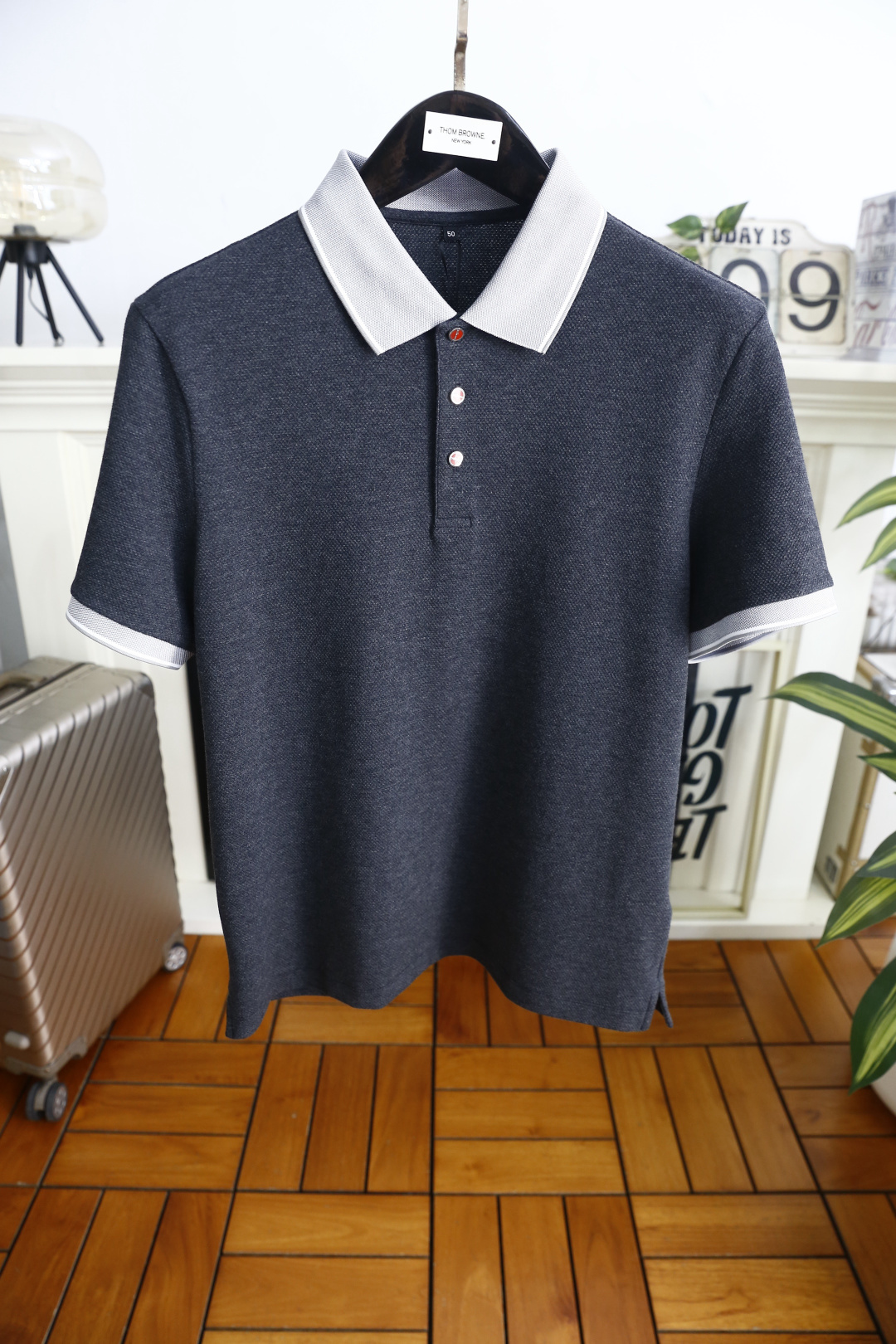 🔥kiton. 26夏季新品🆕时尚男士Polo衫采用经典翻领设计，撞色领边与袖口饰边打造精致细节，门襟搭配多颗质感纽扣，