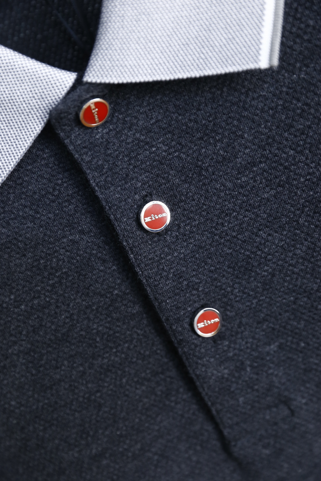 🔥kiton. 26夏季新品🆕时尚男士Polo衫采用经典翻领设计，撞色领边与袖口饰边打造精致细节，门襟搭配多颗质感纽扣，