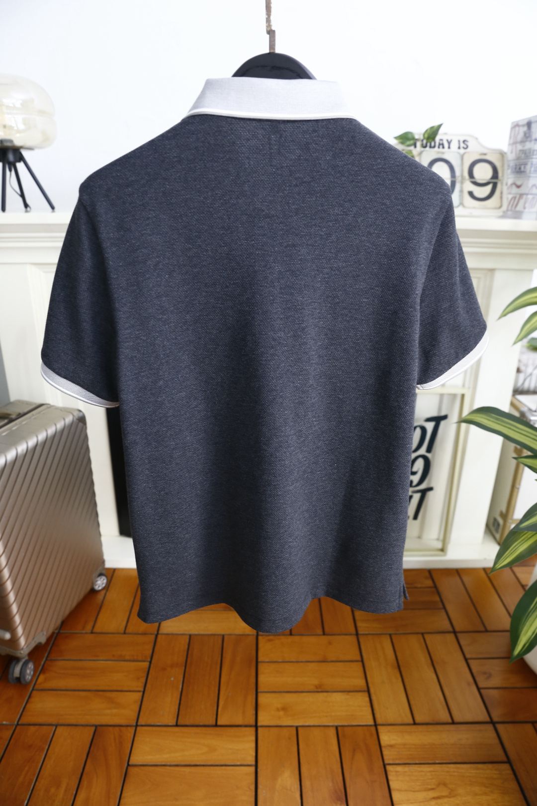 🔥kiton. 26夏季新品🆕时尚男士Polo衫采用经典翻领设计，撞色领边与袖口饰边打造精致细节，门襟搭配多颗质感纽扣，