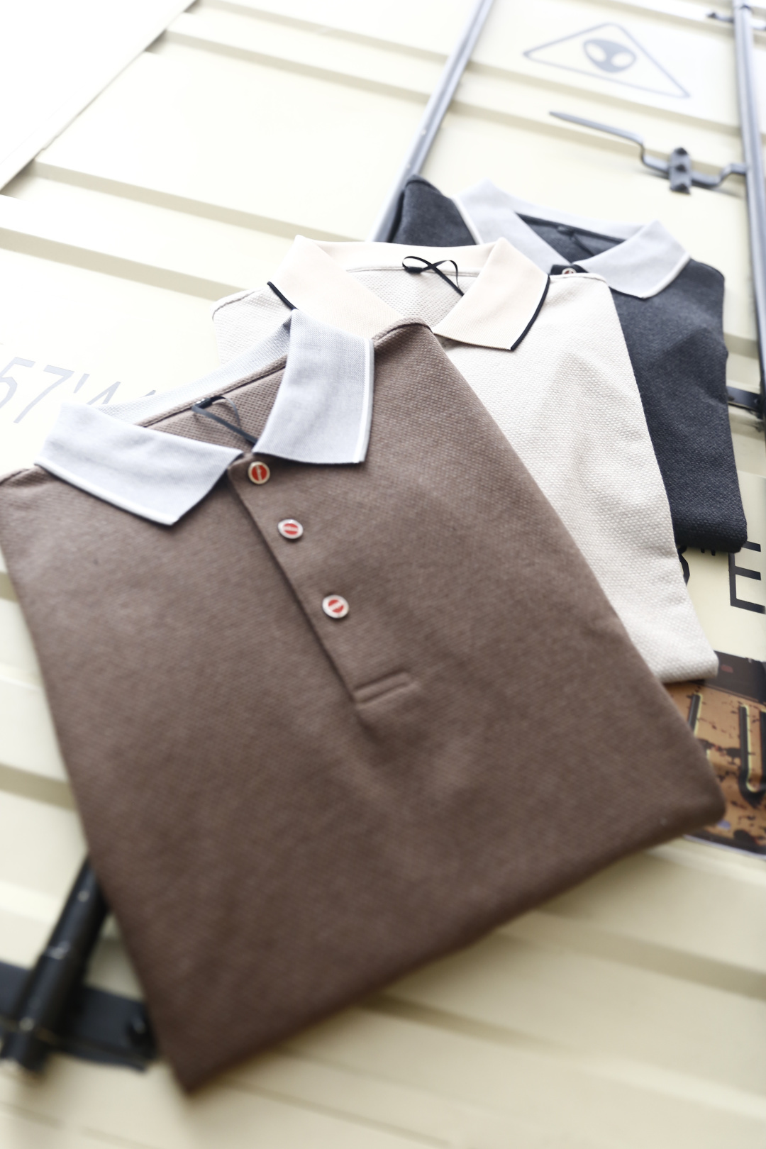 🔥kiton. 26夏季新品🆕时尚男士Polo衫采用经典翻领设计，撞色领边与袖口饰边打造精致细节，门襟搭配多颗质感纽扣，