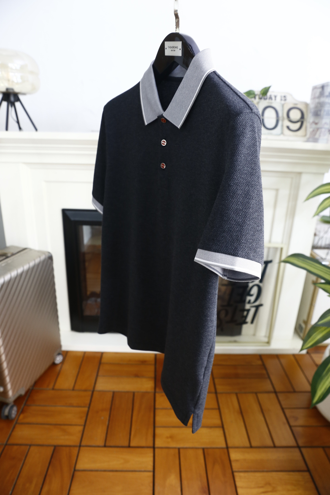 🔥kiton. 26夏季新品🆕时尚男士Polo衫采用经典翻领设计，撞色领边与袖口饰边打造精致细节，门襟搭配多颗质感纽扣，