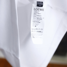 🔥罗意威. 26夏季新品!时尚男士百搭短袖👍简约圆领短袖版型,利落收边领口搭配规整短袖剪裁,衣身版型宽松有度,左胸位置配 🔥罗意威. 26夏季新品!时尚男士百搭短袖👍简约圆领短袖版型,利落收边领口搭配规整短袖剪裁,衣身版型宽松有度,左胸位置配