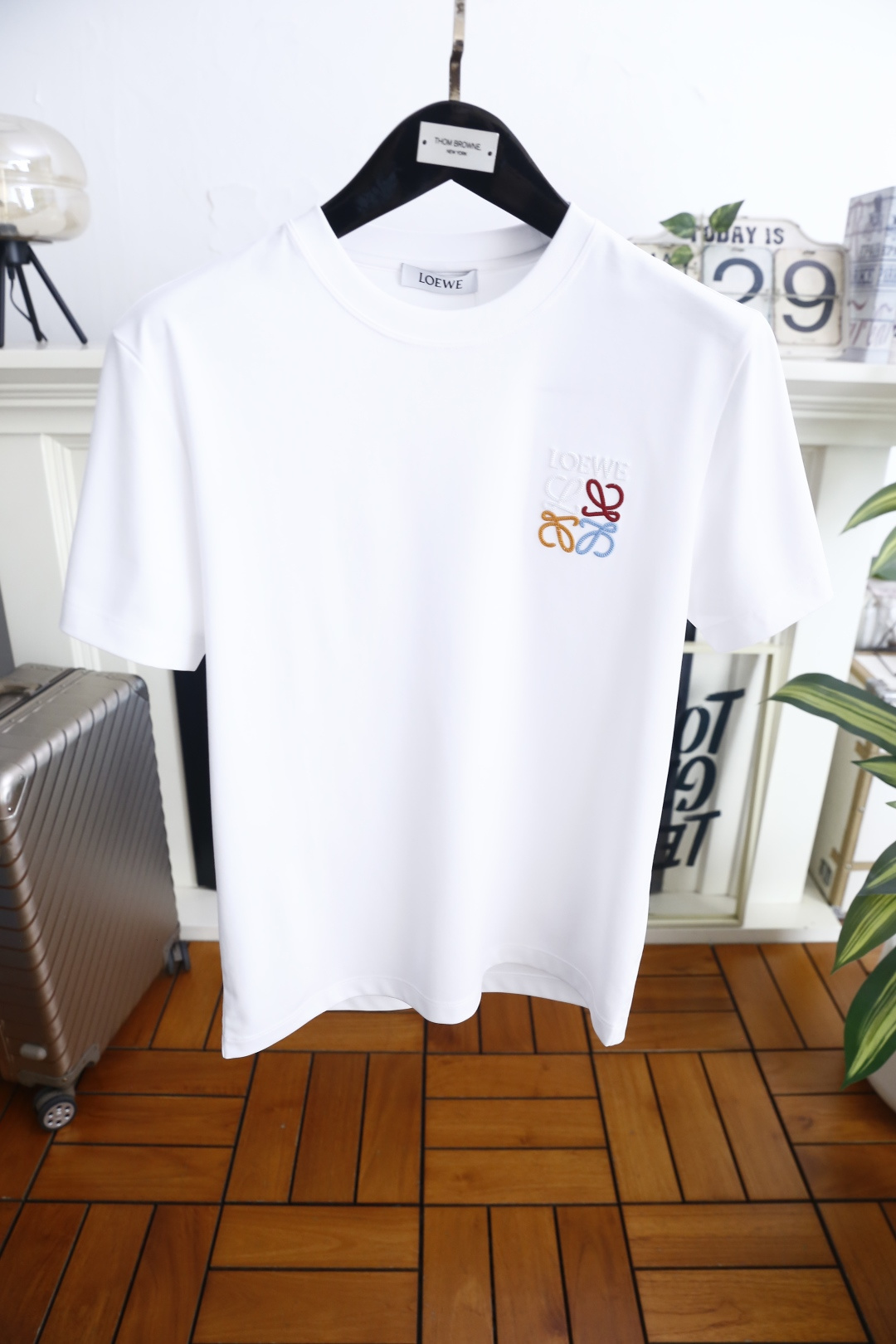 🔥罗意威. 26夏季新品!时尚男士百搭短袖👍简约圆领短袖版型,利落收边领口搭配规整短袖剪裁,衣身版型宽松有度,左胸位置配 🔥罗意威. 26夏季新品!时尚男士百搭短袖👍简约圆领短袖版型,利落收边领口搭配规整短袖剪裁,衣身版型宽松有度,左胸位置配