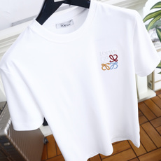 🔥罗意威. 26夏季新品!时尚男士百搭短袖👍简约圆领短袖版型,利落收边领口搭配规整短袖剪裁,衣身版型宽松有度,左胸位置配 🔥罗意威. 26夏季新品!时尚男士百搭短袖👍简约圆领短袖版型,利落收边领口搭配规整短袖剪裁,衣身版型宽松有度,左胸位置配