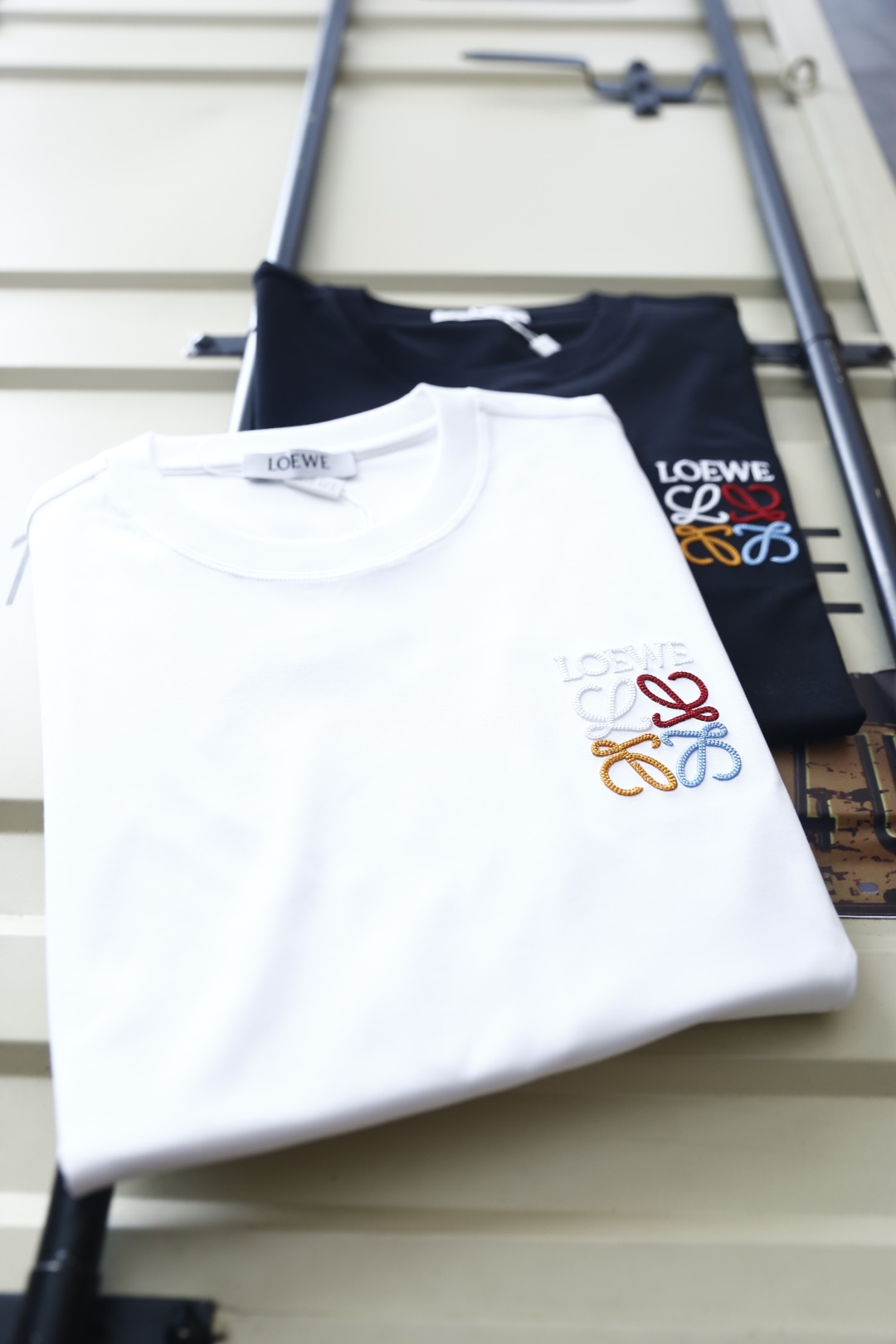 🔥罗意威. 26夏季新品!时尚男士百搭短袖👍简约圆领短袖版型,利落收边领口搭配规整短袖剪裁,衣身版型宽松有度,左胸位置配 🔥罗意威. 26夏季新品!时尚男士百搭短袖👍简约圆领短袖版型,利落收边领口搭配规整短袖剪裁,衣身版型宽松有度,左胸位置配