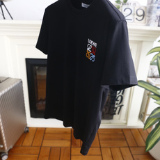 🔥罗意威. 26夏季新品!时尚男士百搭短袖👍简约圆领短袖版型,利落收边领口搭配规整短袖剪裁,衣身版型宽松有度,左胸位置配 🔥罗意威. 26夏季新品!时尚男士百搭短袖👍简约圆领短袖版型,利落收边领口搭配规整短袖剪裁,衣身版型宽松有度,左胸位置配