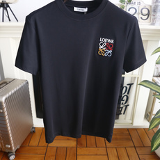 🔥罗意威. 26夏季新品!时尚男士百搭短袖👍简约圆领短袖版型,利落收边领口搭配规整短袖剪裁,衣身版型宽松有度,左胸位置配 🔥罗意威. 26夏季新品!时尚男士百搭短袖👍简约圆领短袖版型,利落收边领口搭配规整短袖剪裁,衣身版型宽松有度,左胸位置配