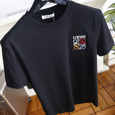 🔥罗意威. 26夏季新品!时尚男士百搭短袖👍简约圆领短袖版型,利落收边领口搭配规整短袖剪裁,衣身版型宽松有度,左胸位置配 🔥罗意威. 26夏季新品!时尚男士百搭短袖👍简约圆领短袖版型,利落收边领口搭配规整短袖剪裁,衣身版型宽松有度,左胸位置配
