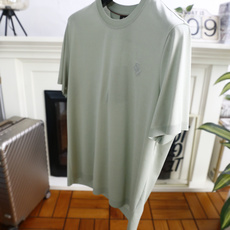 🔥Loro piana. 26夏季新品!时尚男士百搭短袖T恤采用经典圆领设计,打造简约利落的基础版型,适配多元穿搭场景。 🔥Loro piana. 26夏季新品!时尚男士百搭短袖T恤采用经典圆领设计,打造简约利落的基础版型,适配多元穿搭场景。