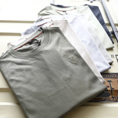 🔥Loro piana. 26夏季新品!时尚男士百搭短袖T恤采用经典圆领设计,打造简约利落的基础版型,适配多元穿搭场景。 🔥Loro piana. 26夏季新品!时尚男士百搭短袖T恤采用经典圆领设计,打造简约利落的基础版型,适配多元穿搭场景。