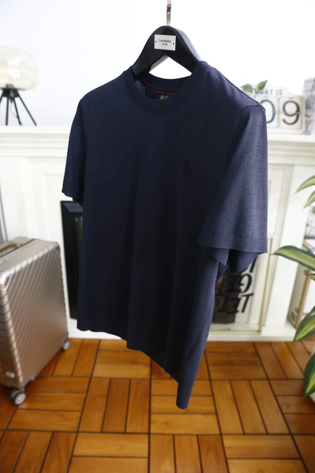🔥Loro piana. 26夏季新品！时尚男士百搭短袖T恤采用经典圆领设计，打造简约利落的基础版型，适配多元穿搭场景。