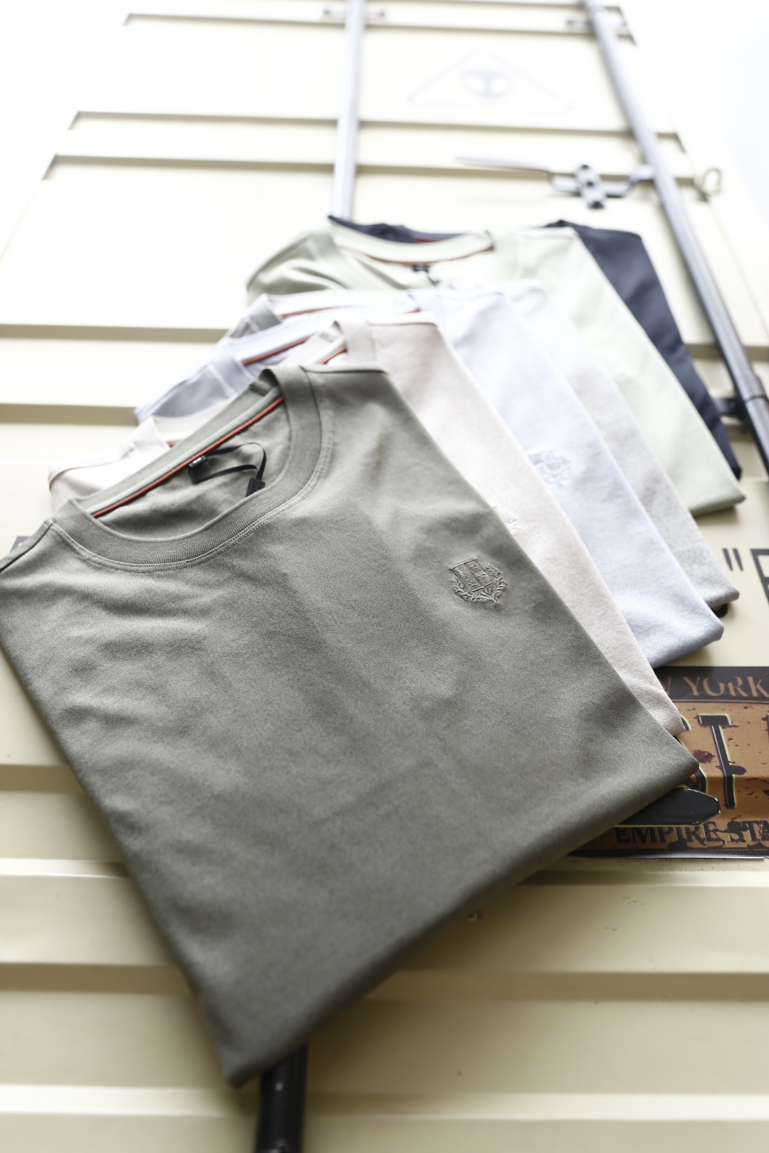 🔥Loro piana. 26夏季新品！时尚男士百搭短袖T恤采用经典圆领设计，打造简约利落的基础版型，适配多元穿搭场景。