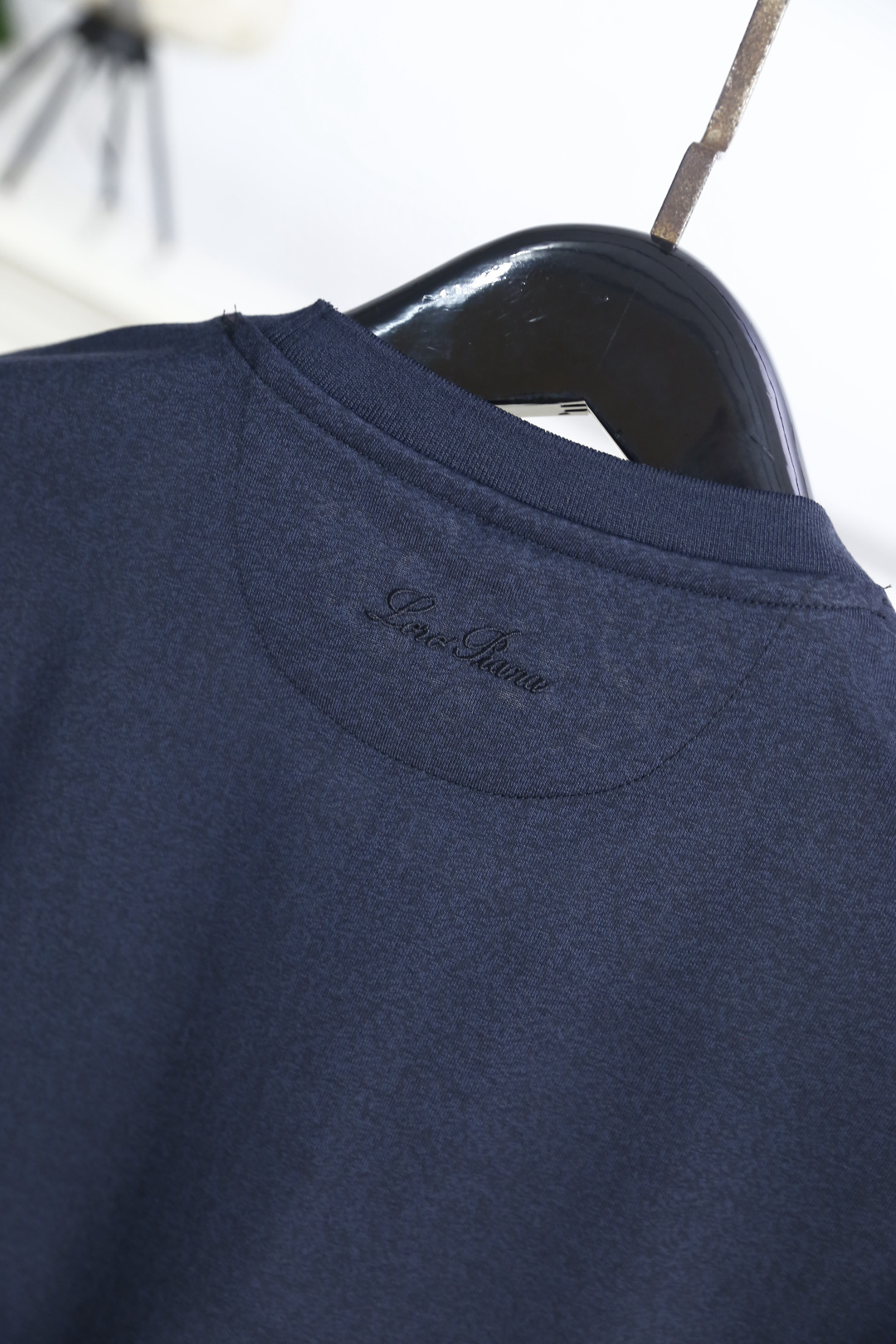 🔥Loro piana. 26夏季新品！时尚男士百搭短袖T恤采用经典圆领设计，打造简约利落的基础版型，适配多元穿搭场景。