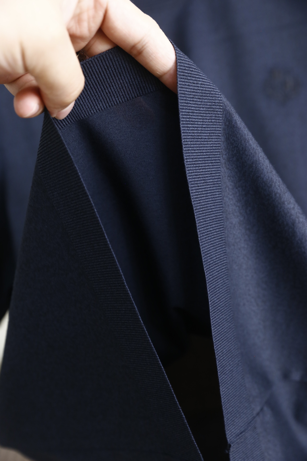 🔥Loro piana. 26夏季新品！时尚男士百搭短袖T恤采用经典圆领设计，打造简约利落的基础版型，适配多元穿搭场景。